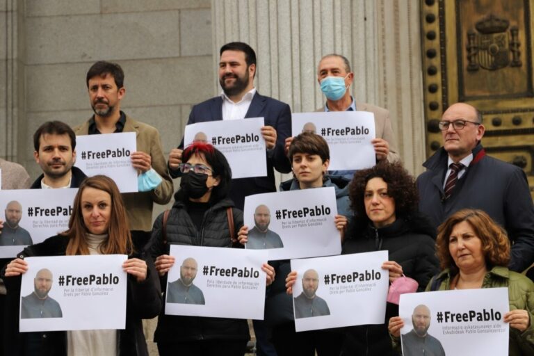 Representantes de EH Bildu, Unidas Podemos, ERC, PNV, Junts, CUP, BNG y Compromis se concentran ante el Congreso por la liberación del periodista Pablo González. - EH BILDU