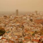 Un excepcional episodio de polvo procedente del desierto del Sáhara se ha registrado desde este lunes por la tarde en varias provincias mediterráneas. En la imagen, la ciudad de Alicante. / EFE/ Morell