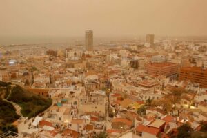 Un excepcional episodio de polvo procedente del desierto del Sáhara se ha registrado desde este lunes por la tarde en varias provincias mediterráneas. En la imagen, la ciudad de Alicante. / EFE/ Morell