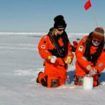 Científicas recogiendo muestras en el hielo del Ártico. / Alfred-Wegener-Institut / M. Tekman