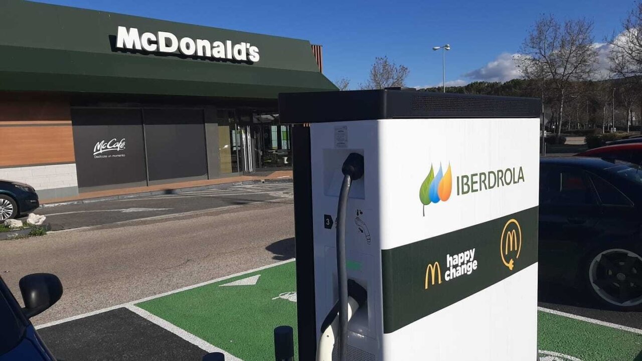 Punto de recarga en un restaurante de McDonald's de Iberdrola - IBERDROLA