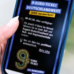 La pantalla de un teléfono móvil muestra la aplicación del proveedor de transporte de cercanías de la ciudad de Múnich que indica el coste del billete mensual por nueve euros. Foto: Matthias Balk/dpa