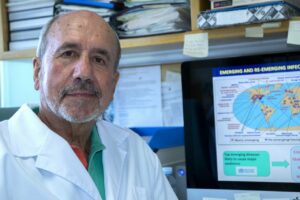 Mariano Esteban en el despacho de su laboratorio del Centro Nacional de Biotecnología. / Inés Poveda / CNB-CSIC