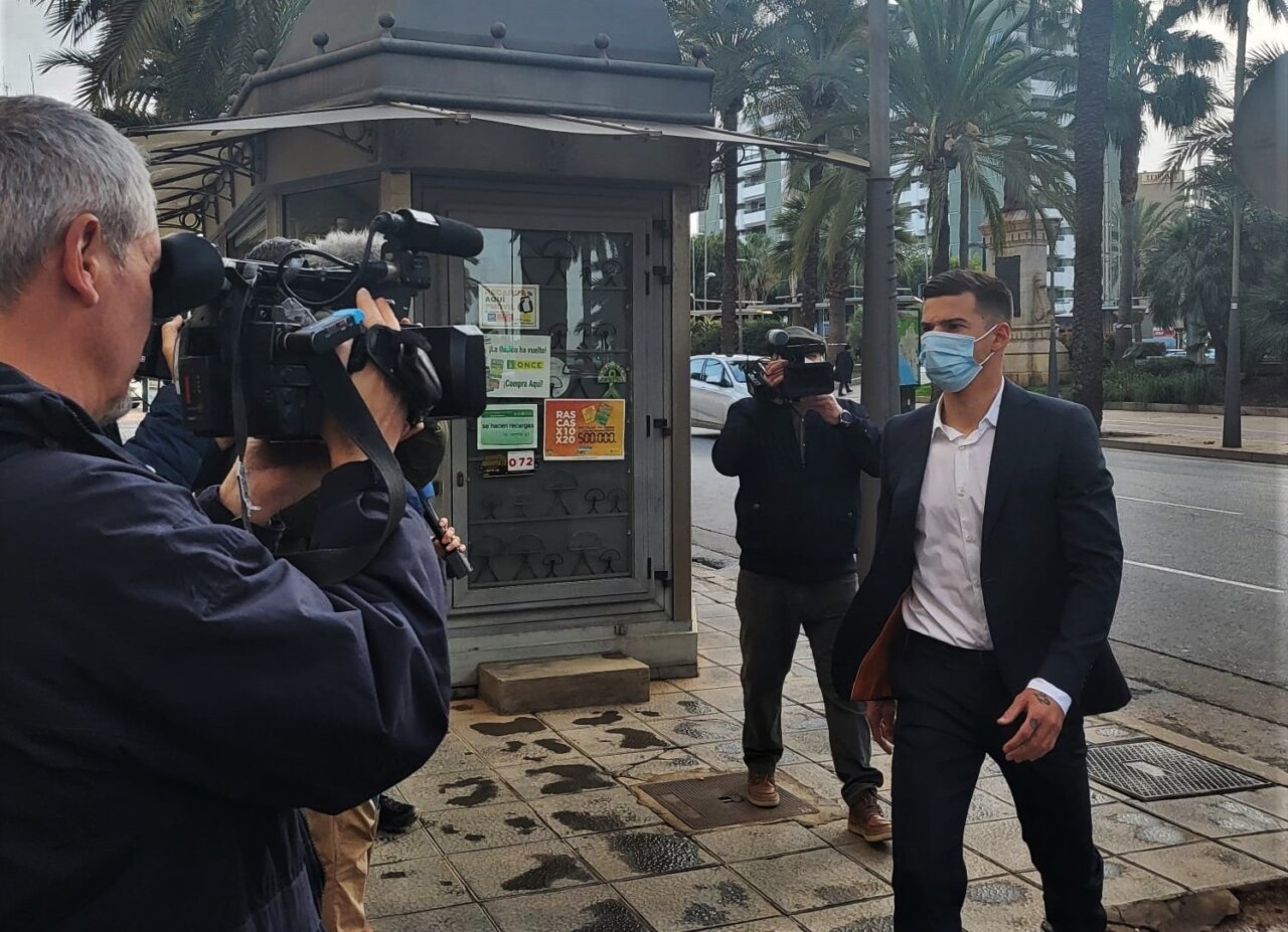 El futbolista Santi Mina accede a la Audiencia Provincial de Almería - Foto: EuropaPress