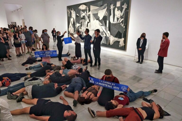 Protesta frente al Guernica por la cumbre de la OTAN en Madrid - FRIDAYS FOR FUTURE