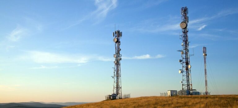 Torres con antenas de telecomunicaciones