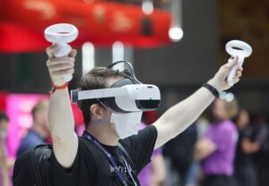 Un visitante de la feria alemana de Gamescom pueba un dispositivo de realidad virtual ("Se inicia la feria alemana Gamescom nuevamente con público"). Foto: Oliver Berg/dpa