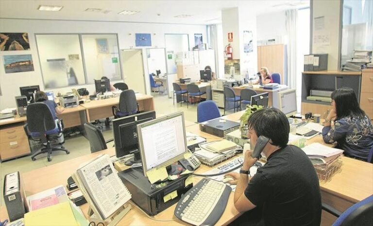 Unos empleados públicos, en el desarrollo de su labor | Foto de CSIF