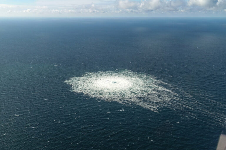 Una de las fotos aéreas tomadas por aviones militares daneses desplazados a la zona de la fuga del gasoducto Nord Stream 2 cerca de la isla de Bornholm / Foto: Danish Defence Command/dpa