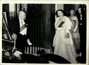 Winston Churchill y la reina Isabel II en 1955 - KEYSTONE PICTURES USA / ZUMA PRESS / CONTACTOPHOTO