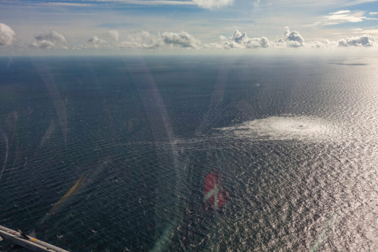Una foto aérea facilitada por el Mando de Defensa danés muestra la fuga de gas del Nord Stream 2 cerca de Bornholm. Tras los daños en los gasoductos Nord Stream bajo el mar Báltico, las autoridades de Alemania y Dinamarca siguen buscando la causa - Danish Defence Command/dpa