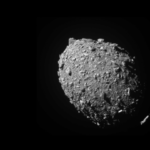 Imagen real del asteroide Dimorphos contra el que ha impactado la sonda DART. / NASA