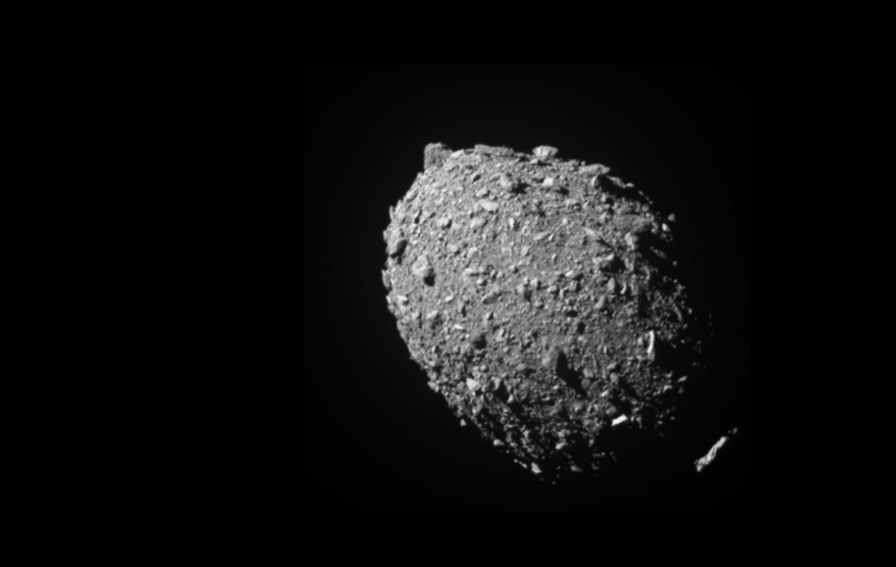 Imagen real del asteroide Dimorphos contra el que ha impactado la sonda DART. / NASA