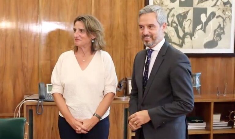 La vicepresidenta tercera y ministra para la Transición Ecológica y Reto Demográfico, Teresa Ribera, y el vicesecretario de Economía del Partido Popular, Juan Bravo