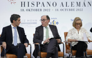 José María Álvarez-Pallete, presidente de Telefónica, Ignacio Galán, presidente de Iberdrola, y Belén Garijo, presidenta y CEO de Merck, en el X Foro Hispano-Alemán.