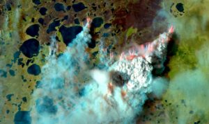 Incendio en el Ártico con un frente de 30 kilómetros de ancho. El incendio se detectó el 6 de agosto de 2020 a una latitud de 69.31°N. Imagen Sentinel-2 en color de infrarrojos. / Foto satélite procesada por Adrià Descals y adquirida por la ESA