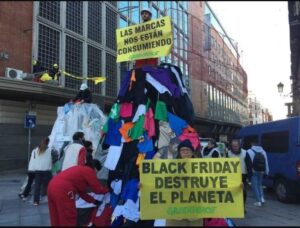 Acción de activistas en Madrid en contra de black friday. - GREENPEACE