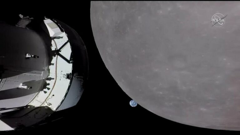 Aproximación de la nave Orion a la Luna, con la Tierra al fondo. / NASA