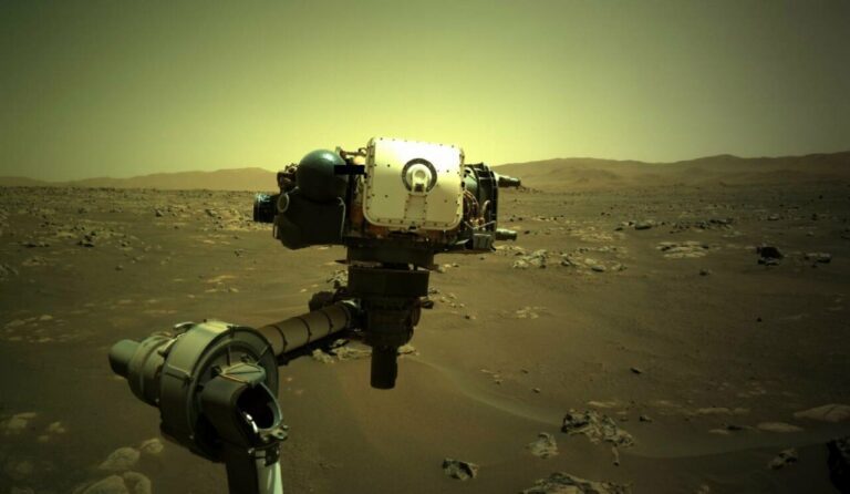 Instrumento PIXL, con su tapa antipolvo cerrada, en la caja blanca situada en el extremo del brazo robótico del rover Perseverance, que opera en el cráter Jezero de Marte. / NASA/JPL-Caltech