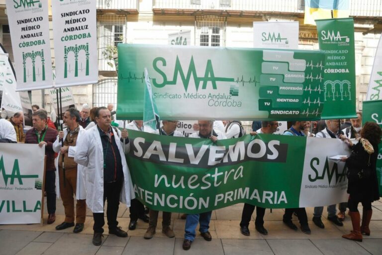 Médicos andaluces se han concentrado este miércoles ante la Delegación de Salud de la Junta de Andalucía en Málaga para exigir la mejora de las condiciones asistenciales. - ALEX ZEA.