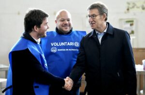 Alberto Núñez Feijóo, durante su visita a un banco de alimentos | Foto del PP / David Mudarra