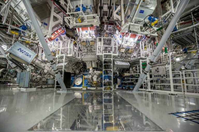 Cámara de la Nuclear Ignition Facility (NIF) del Lawrence Livermore National Laboratory (LLNL), donde 192 rayos láser suministraron más de 2 millones de julios de energía ultravioleta a una pequeña pastilla de combustible para crear la ignición por fusión el 5 de diciembre de 2022. / LLNL