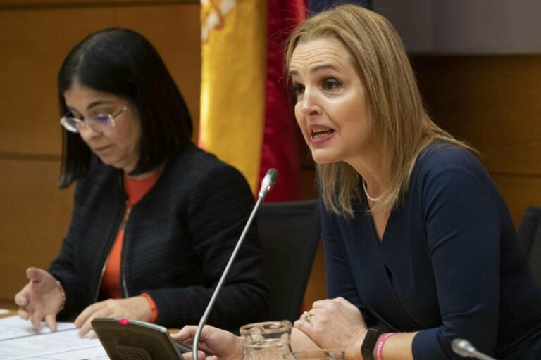 La ministra de Sanidad, Carolina Darias, a la izquierda, y la directora general de la Organización Nacional de Trasplantes, Beatriz Domínguez-Gil, presentan el balance anual de la ONT. / EFE/ J.P. Gandul