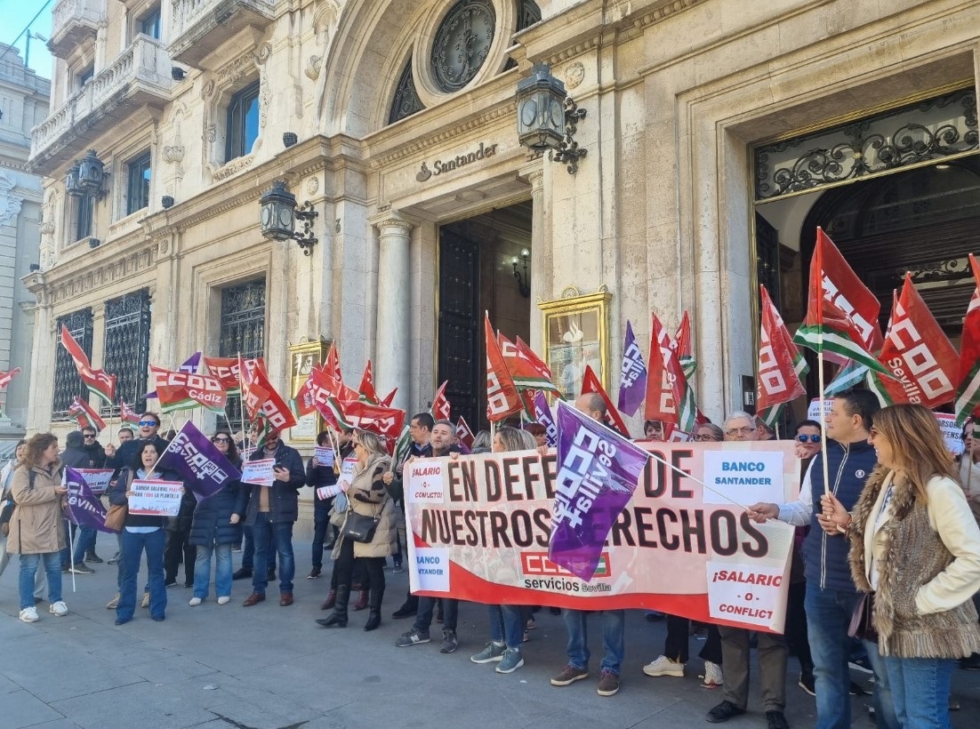 Trabajadores de Santander se concentran en Sevilla y otras ciudades españolas para pedir que el incremento salarial pactado para 2023 sea "real" para toda la plantilla / Foto: CCOO