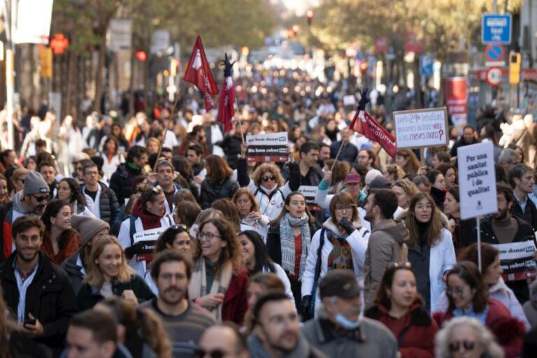 Manifestación del sindicato médico Metges de Catalunya por la huelga sanitaria, a 25 de enero de 2023, en Barcelona - David Zorrakino - Europa Press