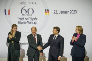 El canciller alemán, Olaf Scholz (segundo por la izquierda), estrecha la mano al presidente francés, Emmanuel Macron. A la izquierda de Macron se sitúa la presidenta de la Cámara Baja del Parlamento alemán (Bundestag), Bärbel Bas. A la derecha de Scholz se encuentra la presidenta de la Asamblea Nacional francesa, Yaël Braun-Pivet. Ceremonia de conmemoración del 60 aniversario del Tratado del Elíseo. Foto: Michael Kappeler/dpa