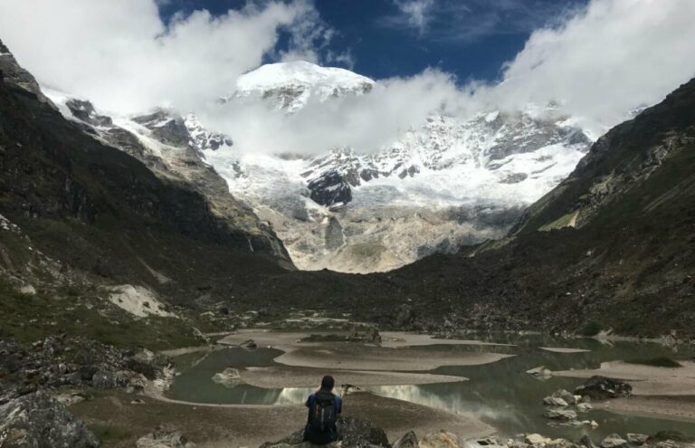 Una presa natural y un lago glaciar en Bután. / Imagen cedida por la Universidad de Canterbury