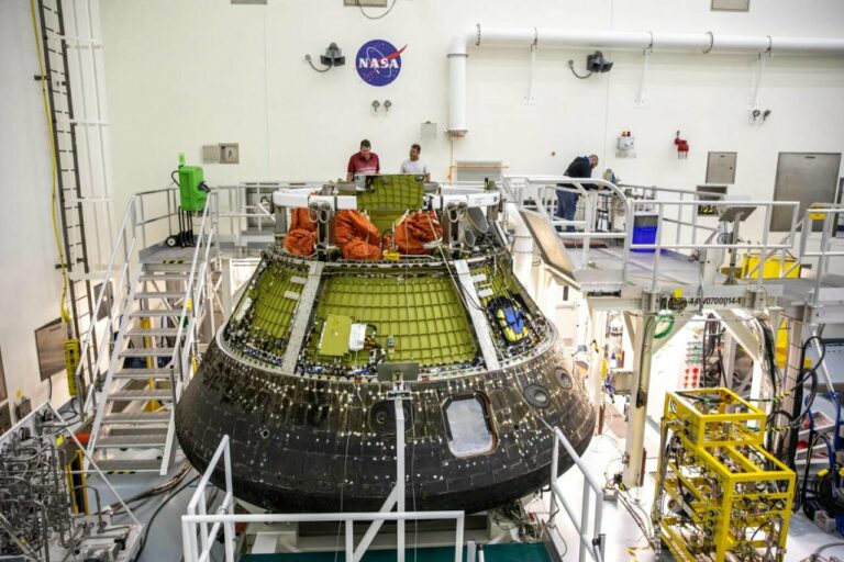 La cápsula Artemis I Orion asegurada en una plataforma dentro de la Instalación de Procesamiento de Cargas Múltiples (MPPF) en el Centro Espacial Kennedy en Florida. Imagen del 6 de enero de 2023 / Foto: NASA