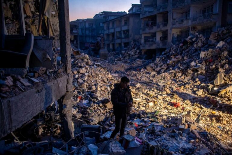 Un hombre permanece sobre los escombros de edificios derrumbados tras el terremoto en Hatay, Turquía, este miércoles / Foto: EFE Martin Divisek