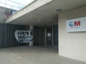 Pancarta en un Centro de Salud durante la Huelga de Médicos