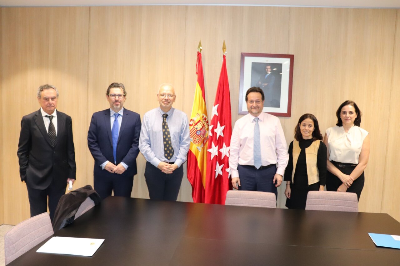 Miembros del Colegio de Médicos, con su presidente a la cabeza, junto a representantes de la Consejería de Sanidad. (Fuente: ICOMEM) icomem y sanidad