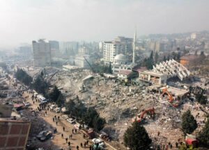 La imagen tomada con un dron muestra la destrucción tras el fuerte terremoto en la ciudad de Kahramanmaras (Turquía). / EFE/EPA/ABIR SULTAN