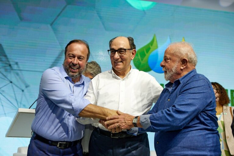 Ignacio Galán, presidente de Iberdrola (en el centro), junto a Luiz Inácio Lula da Silva, presidente de Brasil, y Alexandre Silveira, ministro brasileño de Minas y Energía / Foto: Iberdrola