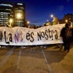 Miles de mujeres cortan la Diagonal de Barcelona por la manifestación nocturna del 8M / Foto: David Oller - Europa Press