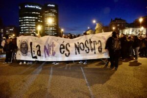 Miles de mujeres cortan la Diagonal de Barcelona por la manifestación nocturna del 8M / Foto: David Oller - Europa Press