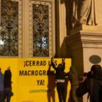 Activistas de Greenpeace bloquean el acceso principal al edificio del Ministerio de Agricultura / Foto: Greenpeace
