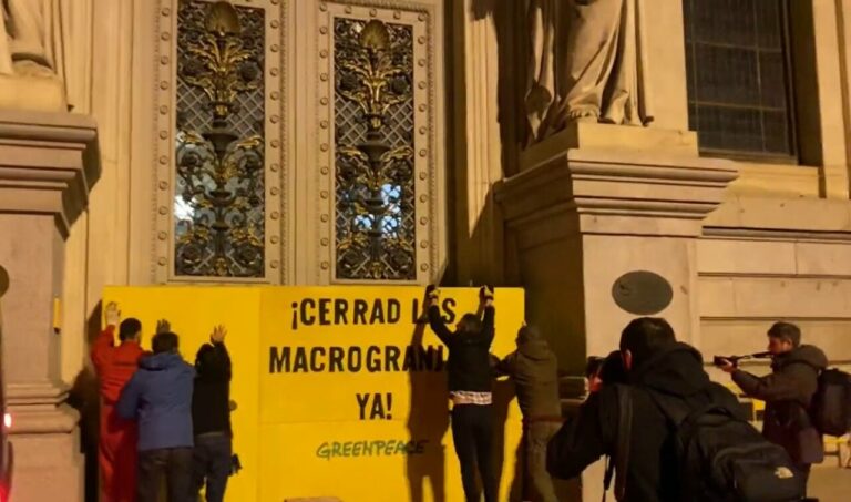 Activistas de Greenpeace bloquean el acceso principal al edificio del Ministerio de Agricultura / Foto: Greenpeace