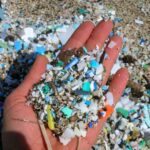 Un puñado de microplásticos en la playa de Kamilo, Hawai (EE UU) / Foto: The 5 Gyres Institute.