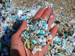 Un puñado de microplásticos en la playa de Kamilo, Hawai (EE UU) / Foto: The 5 Gyres Institute.