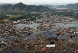 El terremoto y posterior tsunami que arrasó las costas de Sumatra en 2004 figura entre los cinco de mayor magnitud y con más víctimas de la historia. / U.S. Navy/Philip A. McDaniel