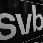El logo del banco Silicon Valley Bank en la sede de su filial alemana en Fráncfort / Foto: Boris Roessler - dpa
