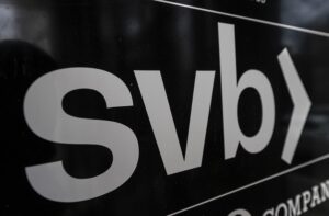El logo del banco Silicon Valley Bank en la sede de su filial alemana en Fráncfort / Foto: Boris Roessler - dpa