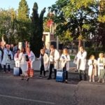 Médicos no fijos protestan frente a Telemadrid al grito de "Ayuso esto es un abuso" contra la temporalidad en Sermas / Foto: Médicos no fijos