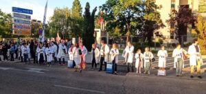 Médicos no fijos protestan frente a Telemadrid al grito de "Ayuso esto es un abuso" contra la temporalidad en Sermas / Foto: Médicos no fijos