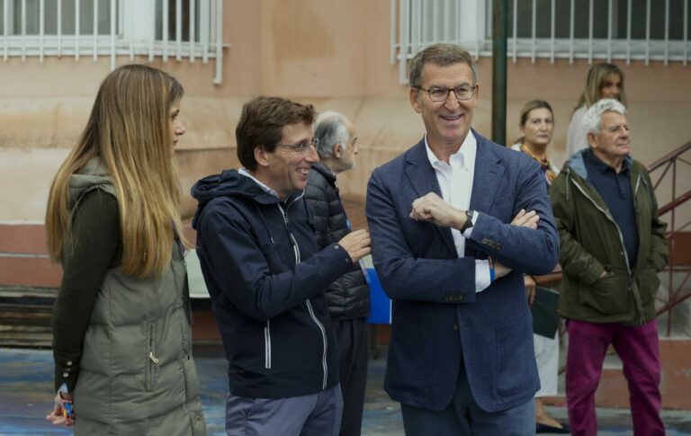 José Luis Martínez-Almeida y Alberto Núñez Feijóo durante la jornada electoral. (Foto: PP)