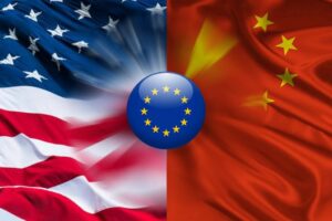 Banderas de EEUU, China y la UE / Imagen: Servimedia
